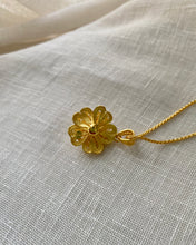 Load image into Gallery viewer, Vintage Magali flower necklace
