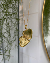 Charger l&#39;image dans la galerie, Collier coeur locket vintage
