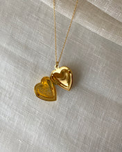 Load image into Gallery viewer, Collier locket coeur réédition
