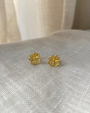 Load image into Gallery viewer, Boucles d’Oreilles Trefle dentelles vintage
