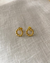 Load image into Gallery viewer, Boucles d’Oreilles mini torsadées
