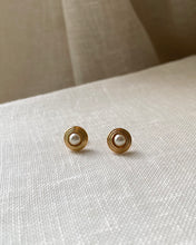 Load image into Gallery viewer, Puces d’Oreilles Perla soleil vintage
