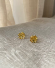 Load image into Gallery viewer, Boucles d’Oreilles Trefle dentelles vintage
